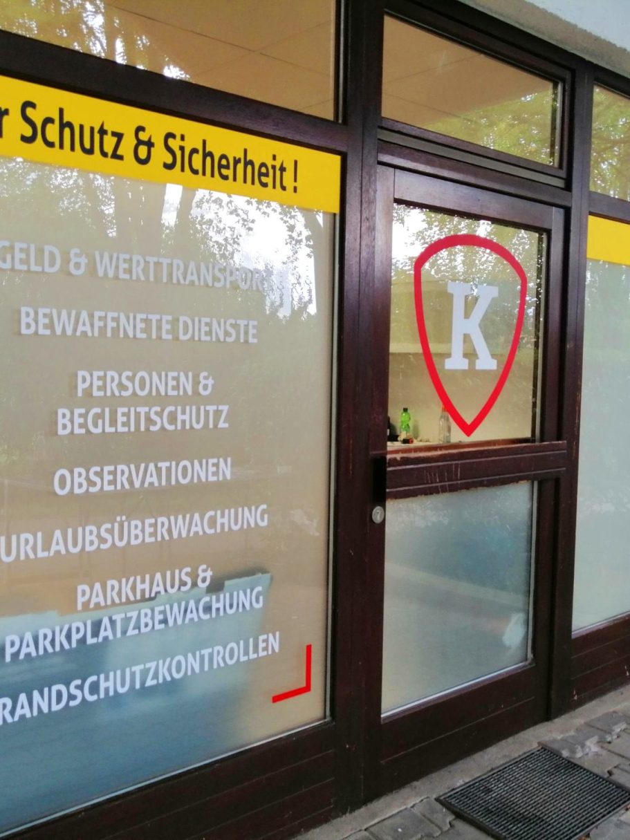 Schaffen Sie einen bleibenden Eindruck mit unserer hochwertigen Fensterbeschriftung! Auf diesem Bild sehen Sie ein frisch geplottetes Glasfenster eines Büros, das mit dem Logo des Unternehmens sowie wichtigen Sicherheitsdetails gestaltet wurde. Diese professionelle Beschriftung ist nicht nur ein Blickfang, sondern informiert auch über die angebotenen Dienstleistungen in der Sicherheitsbranche. Setzen Sie auf ansprechendes Design und klare Kommunikation – für eine starke Markenpräsenz!