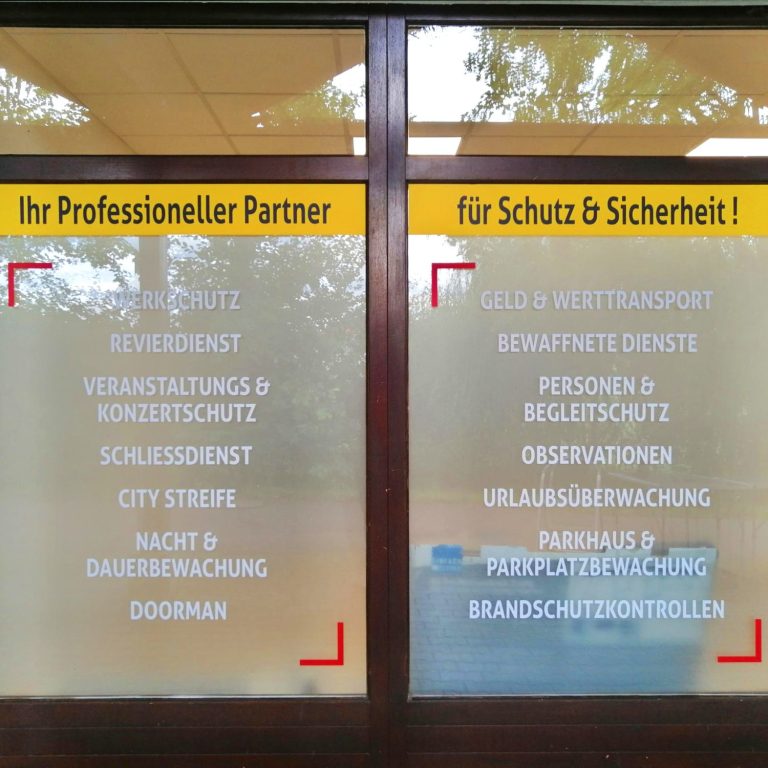 Schaufenster Fensterbeschriftung mit Dienstleistungen für Sicherheit und Schutz.