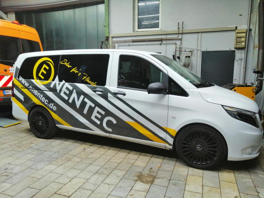 Weißer Lieferwagen mit gelben und grauen Grafiken und dem Schriftzug "ENENTEC".