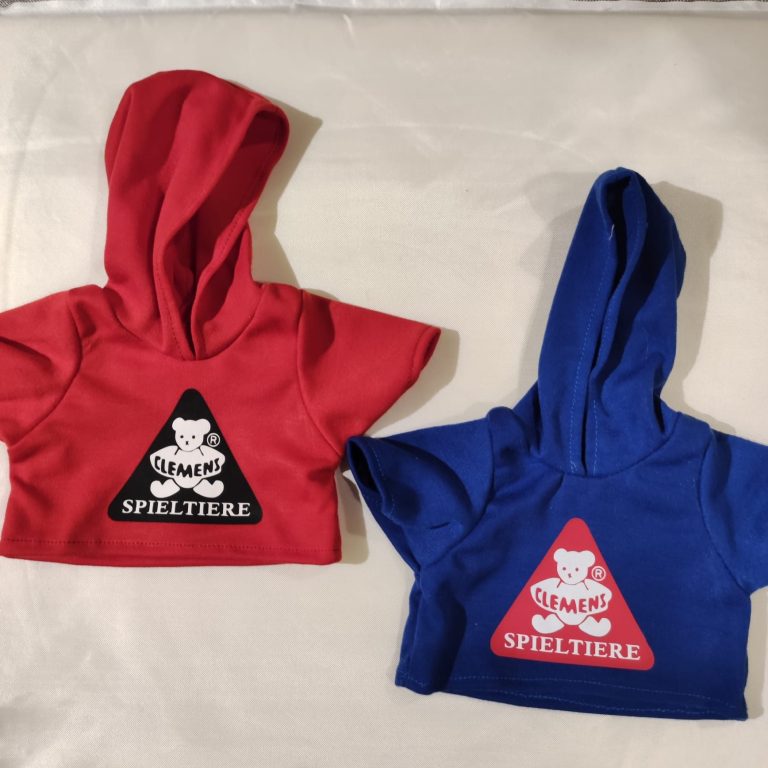 Textildruck Roter und blauer Kinderhoodie mit einem Dreieck und einem Logo in der Mitte.